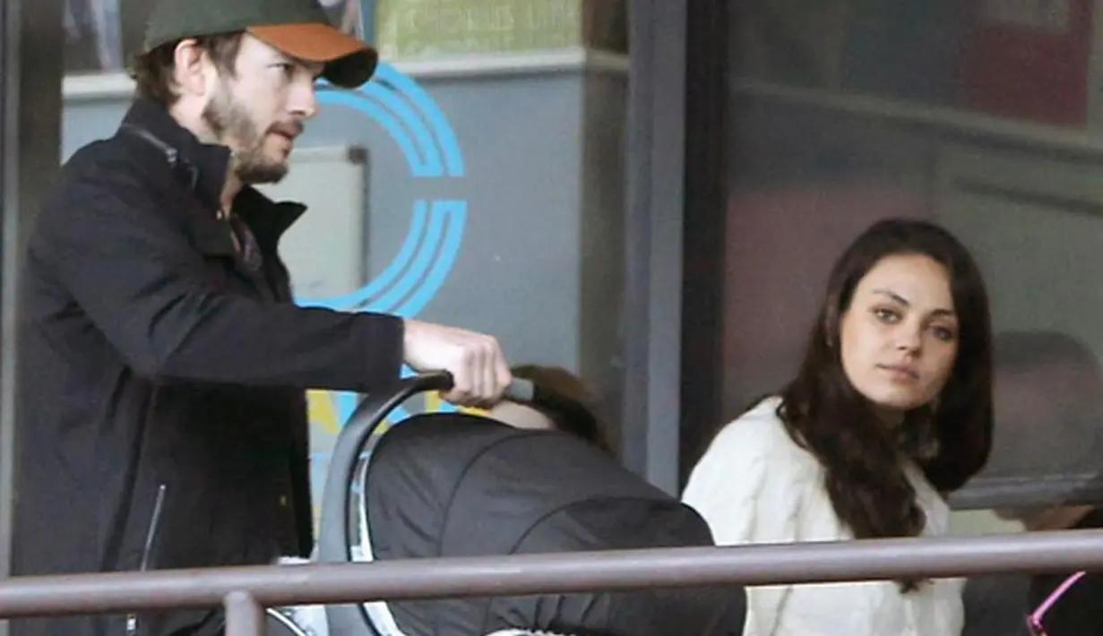 Di samping itu, hal lain yang menjadi perhatian masyarakat adalah bentuk tubuh Mila Kunis. Baru saja melahirkan dua bulan lalu, tubuh Mila sudah kembali ramping seperti semula. (Instagram/ashtonmila)