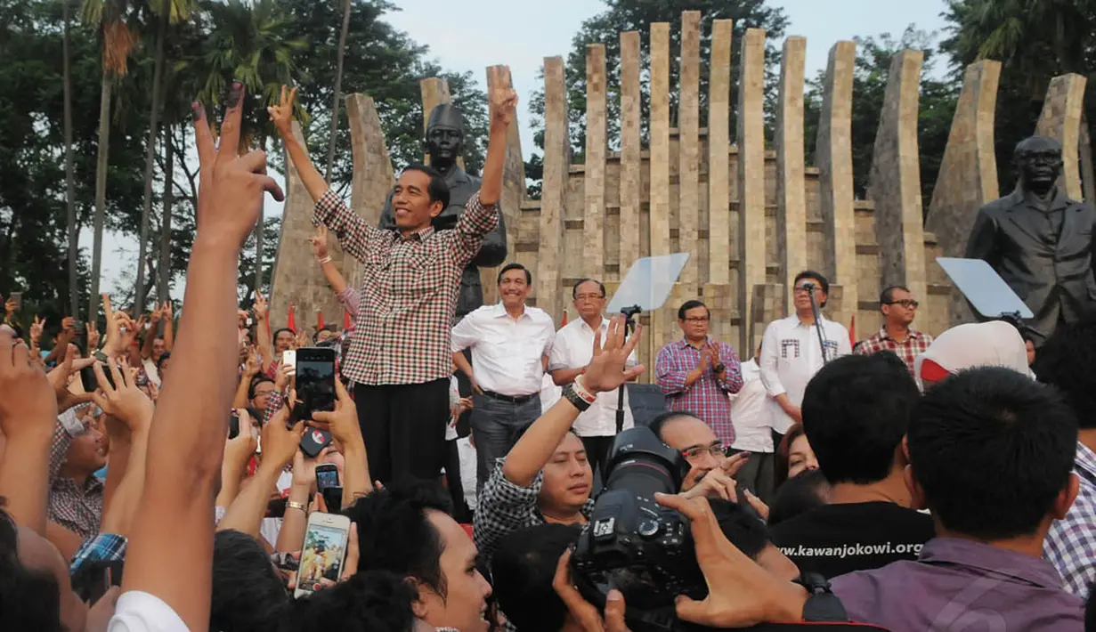 Di depan ribuan pendukungnya yang mengenakan kemeja kotak-kotak, Jokowi memberikan pidato 'kemenangannya' dengan memaparkan sejumlah hasil quick count yang memenangkannya, Jakarta, Rabu (9/7/14). (Liputan6.com/Herman Zakharia)