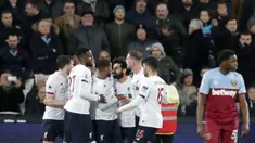Penyerang Liverpool, Mohamed Salah berselebrasi bersama rekan-rekannya usai mencetak gol ke gawang West Ham United pada pertandingan Liga Inggris di Stadion London, Rabu (29/1/2020). Liverpool menang 2-0 atas West Ham dan tetap kokoh di puncak klasemen dengan poin 70. (AP Photo/Frank Augstein)