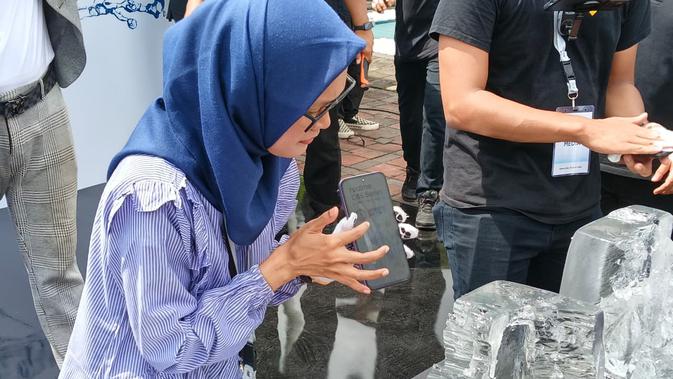 <p>Hasil uji ketehanan dengan membekukan ponsel. (Liputan6/Arief Ferdian Maulana)</p>