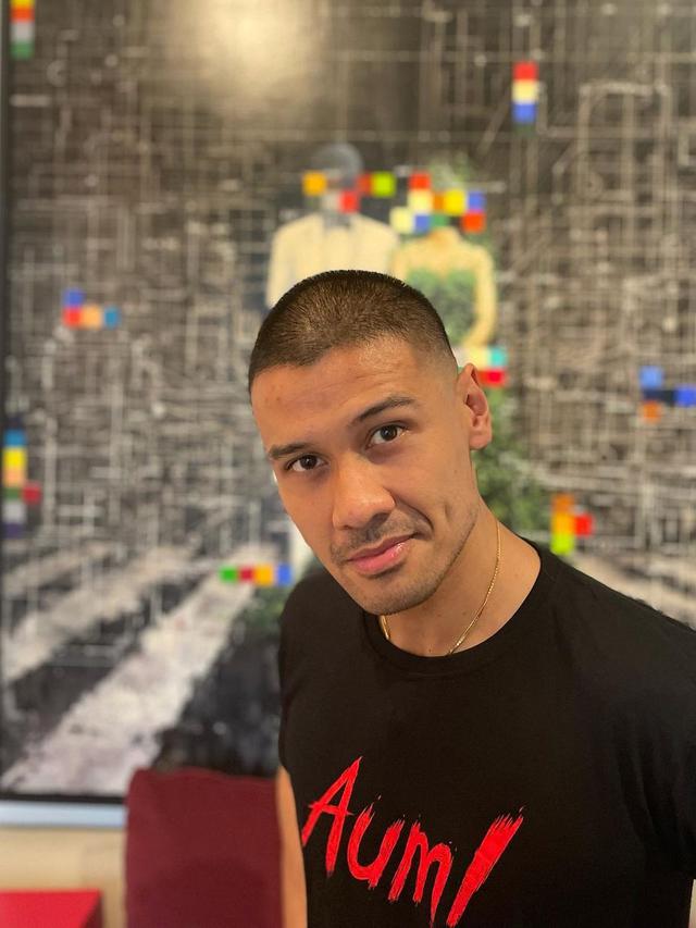 7 Potret Gaya Rambut Chicco Jerikho yang Kini Tampil Plontos Ini Curi Perhatian