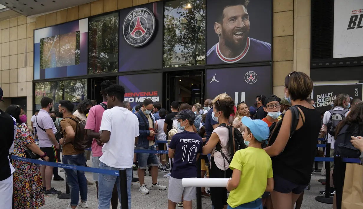 Orang-orang mengantre di toko resmi PSG untuk membeli jersey bertuliskan nama Lionel Messi di stadion Parc des Princes di Paris, Rabu (11/8/2021). Penjualan jersey PSG dengan nama Messi dan nomor punggung 30 laris manis, bahkan fans rela antre panjang. (AP Photo/Francois Mori)