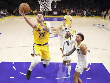 Pemain Los Angeles Lakers, Luka Doncic melakukan lay up pada laga lajutan NBA melawan Utah Jazz di Crypto.com Arena, Los Angeles, California pada Selasa (11/02/2025) WIB. (AP Photo/Mark J. Terrill)