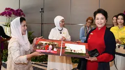 Ibu Iriana Joko Widodo menyerahkan album foto kepada pendamping Presiden Republik Rakyat Tiongkok Peng Liyuan sebagai bagian dari rangkaian kegiatan Konferensi Tingkat Tinggi (KTT) G20 di Sofitel Bali Nusa Dua Beach Resort, pada Selasa, 15 November 2022. (Foto: Lukas - Biro Pers Sekretariat Presiden)