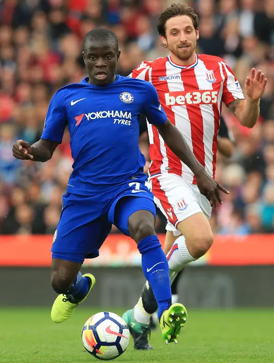 Gelandang Chelsea, N'Golo Kante (depan) berusaha membawa bola dari kejaran pemain Stoke City pada lanjutan Liga Inggris di Stadion Bet365 di Stoke-on-Trent, (23/9). Chelsea menang 4-0 atas Stoke. (AFP Photo/Lindsey Parnaby)