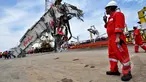 Petugas Basarnas memindahkan bangkai badan AirAsia QZ8501 dari kapal milik SKK Migas, Crest Onyx di Pelabuhan Tanjung Priok, Jakarta, Senin (2/3/2015).  (Liputan6.com/Faizal Fanani)