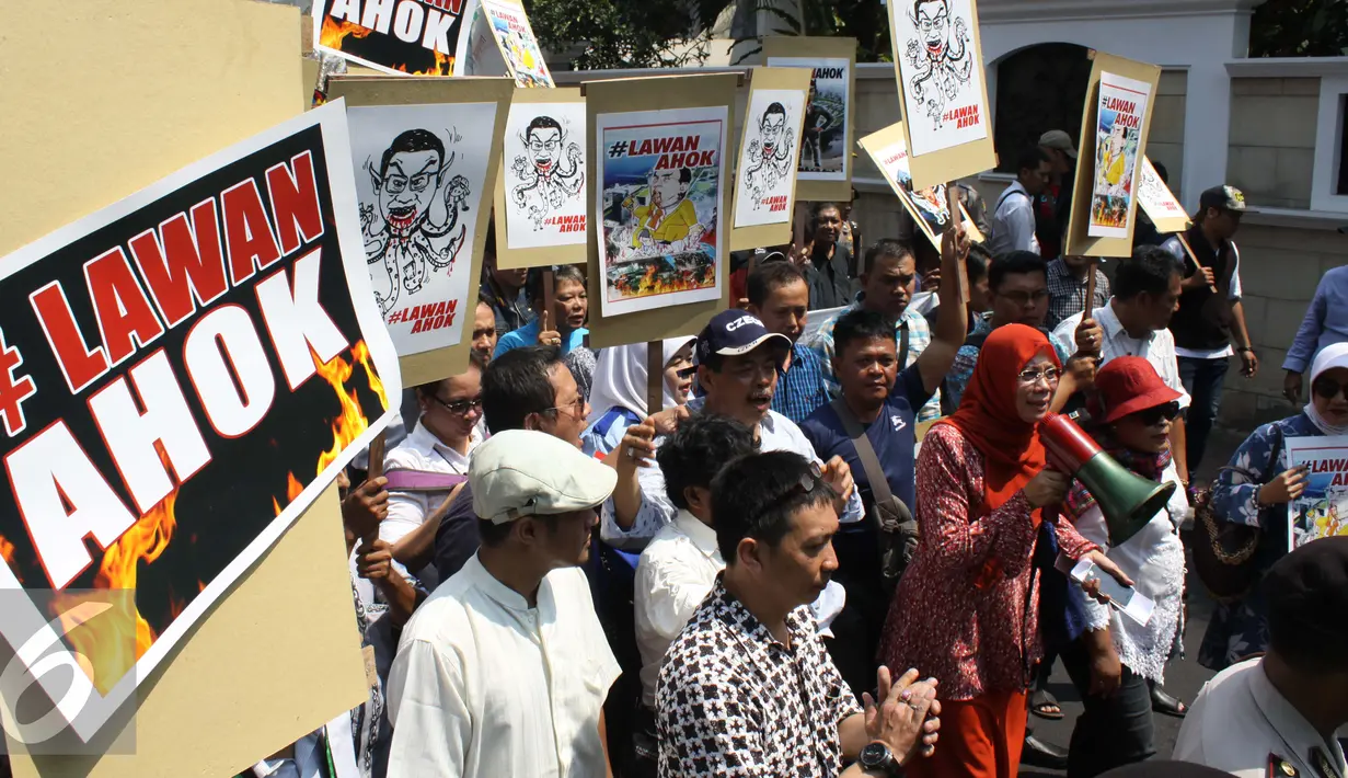 Massa gerakan LawanAhok berteriak saat demo di rumah dinas Gubernur Basuki T Purnama, Jakarta (28/8/2015). Aksi LawanAhok ini ungkapan kekecewaan atas tindakan  Pemprov  DKI yang dinilai semena-mena kepada rakyat. (Liputan6.com/Gempur M Surya)