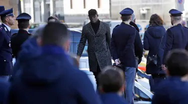 Mario Balotelli tiba menghadiri upacara pemakaman pemain Italia Davide Astori di Florence, Italia, Kamis, (8/3). Bek Fiorentina, Davide Astori meninggal pada usia 31 tahun di kamar hotel setelah terkena serangan jantung. (AP Photo/Alessandra Tarantino)