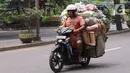 Warga membawa bahan makanan dengan sepeda motor di kawasan Tangerang, Banten, Rabu (16/2/2022).  Hal itu berdasarkan Survei Pemantauan Harga (SPH) BI pada minggu kedua Februari 2022 memperkirakan terjadi deflasi 0,11 persen secara bulanan (month to month/mtm). (Liputan6.com/Angga Yuniar)