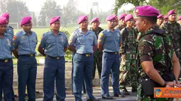 Citizen6, Surabaya: Danyonzeni-1 Mar I Dewa Gede R selaku Irup pada upacara Kenkat anggota Yonzeni-1 Mar dilapangan apel Batalyon Zeni-1 Mar Trian Sutedi Senaputra Karangpilang Surabaya, Kamis(12/4). (Pengirim: Budi Abdillah)
 
