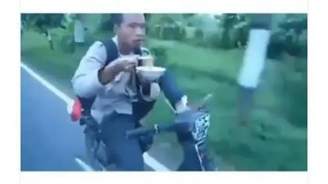 5 Aksi Multitasking Pengendara Motor Ini Bikin Melongo