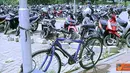 Citizen6, Semarang: Sebuah sepeda parkir diantara puluhan sepeda motor. Inilah suasana parkir sepeda motor di Kampus FISIP Undip,Semarang. Diibaratkan "si sehat berada di sekitar penghasil polusi"(kelompok 24)
