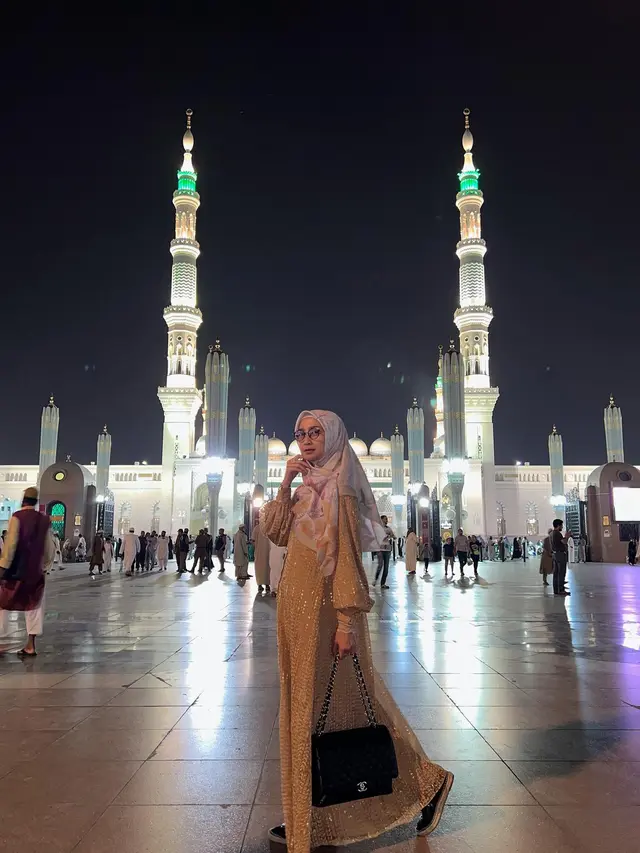 6 Potret Desy Ratnasari Jalani Umrah Bersama Putrinya
