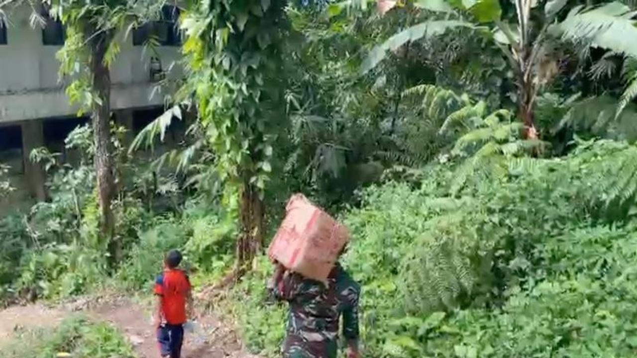 Prajurit TNI Kirim Logistik ke Pelosok Sumatera, Pastikan Bantuan Sampai Warga Terdampak Bencana