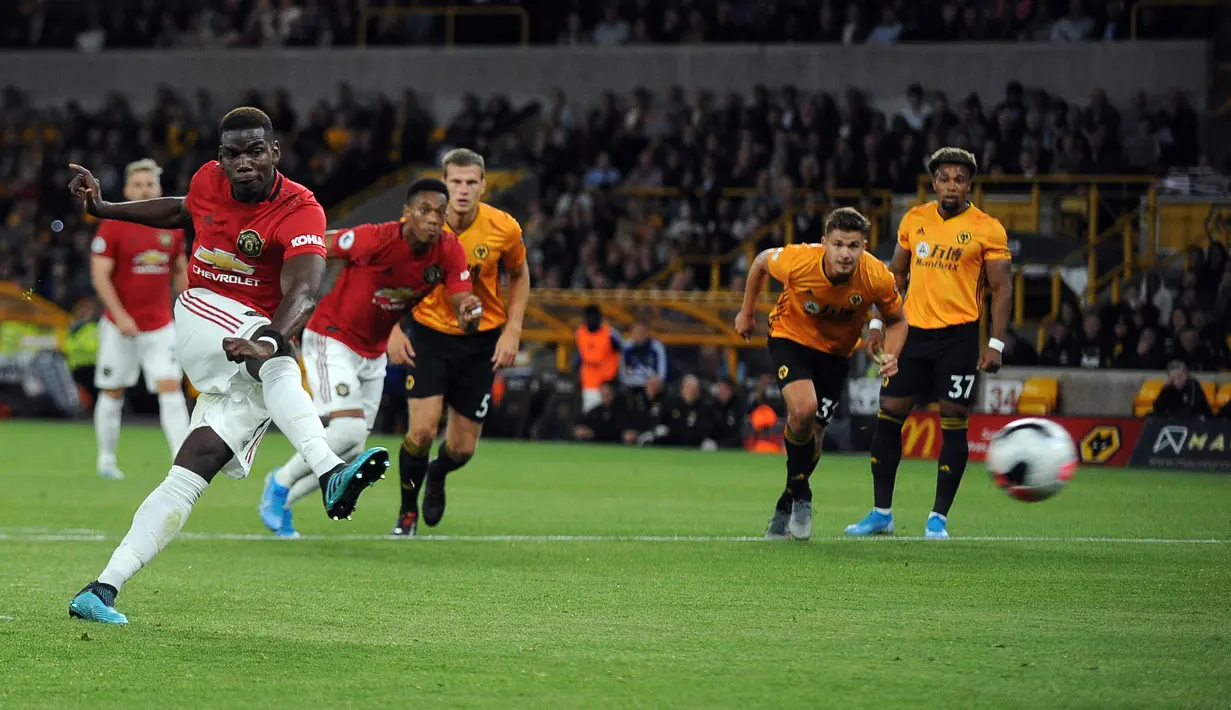 Gelandang Manchester United Paul Pogba gagal mencetak gol ke gawang Wolverhampton Wanderers saat bertanding dalam Liga Inggris di Stadion Molineux, Wolverhampton, Inggris, Senin (19/8/2019). Pertandingan berakhir 1-1. (AP Photo/Rui Vieira)