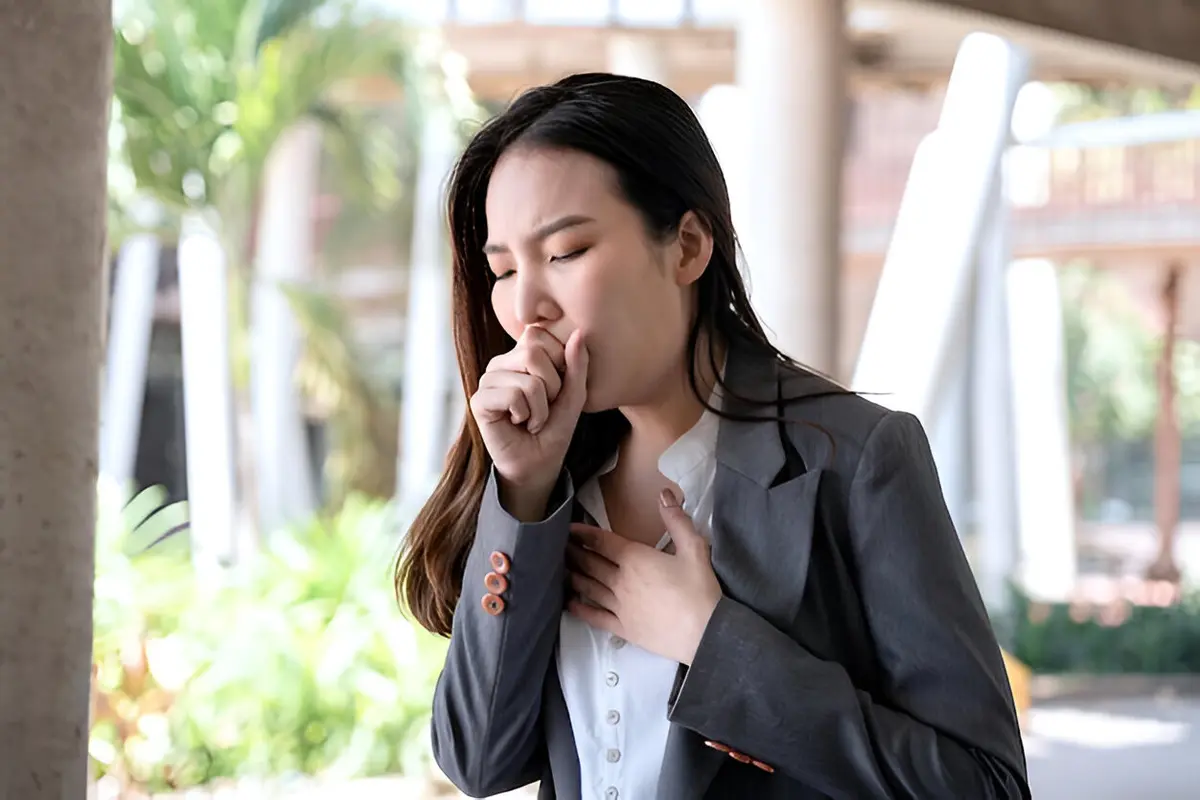Seorang perempuan terbatuk sambil memegang dadanya (Foto Dok: Freepik/EyeEm)