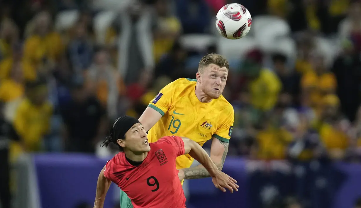 Bek Timnas Australia, Harry Souttar (atas) memenangi duel udara dengan striker Korea Selatan, Cho Gue-sung pada laga perempatfinal Piala Asia 2023 di Al Janoub Stadium, Al Wakrah, Qatar, Jumat (2/2/2024) malam waktu setempat. (AP Photo/Thanassis Stavrakis)