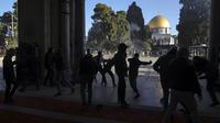 Warga Palestina bentrok dengan pasukan keamanan Israel di Kompleks Masjid Al Aqsa, Kota Tua Yerusalem, 15 April 2022. (AP Photo/Mahmoud Illean)