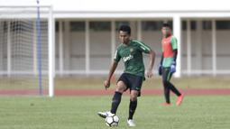 Bek Timnas Indonesia U-23, Kadek Raditya, mengontrol bola saat melawan Semen Padang pada laga ujicoba di Stadion Madya, Jakarta, Selasa (12/3). Keduanya bermain imbang 2-2. (Bola.com/Vitalis Yogi Trisna)