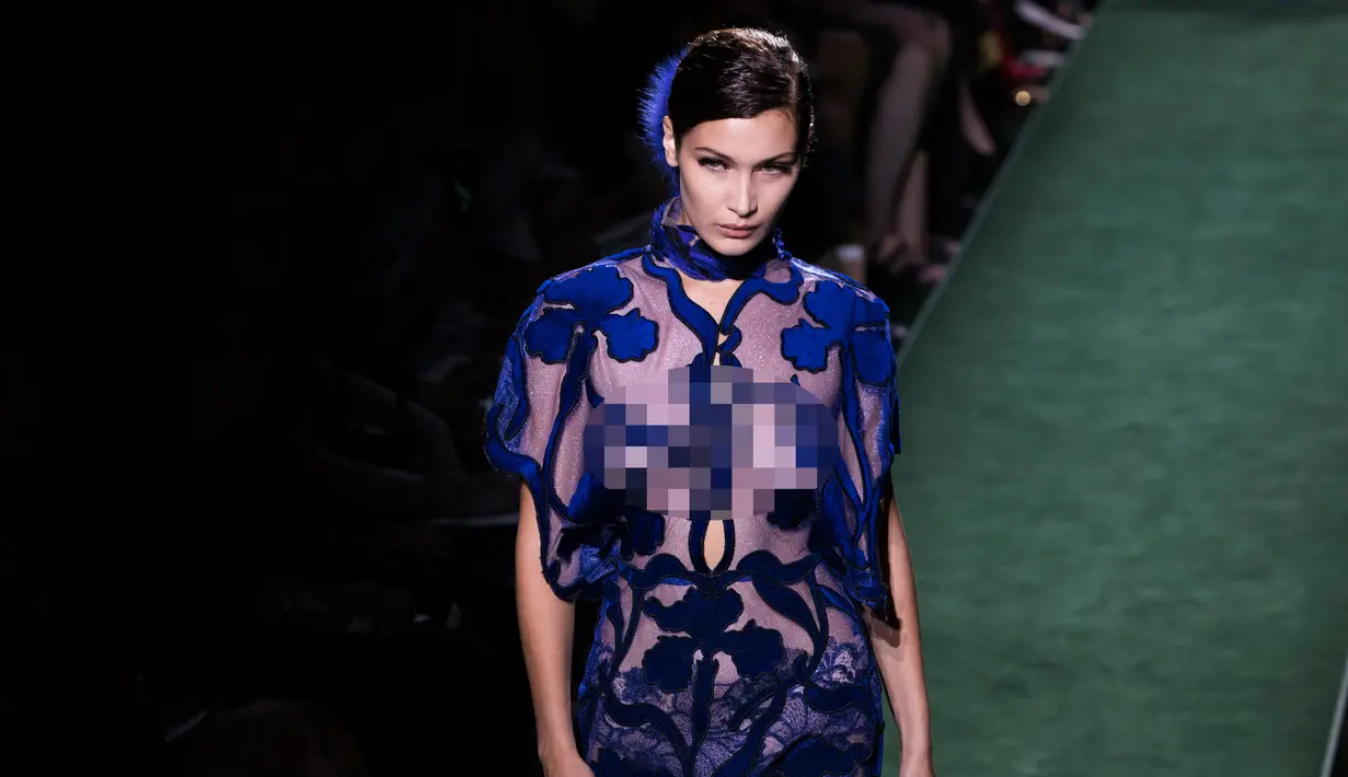 Model asal AS, Bella Hadid menghadirkan sebuah karya perancang Karl Lagerfeld untuk rumah mode Fendi sebagian dari pameran koleksi Haute Couture Fall / Winter 2017/2018 di Paris, Prancis, (5/7). (AP Photo/Kamil Zihnioglu)