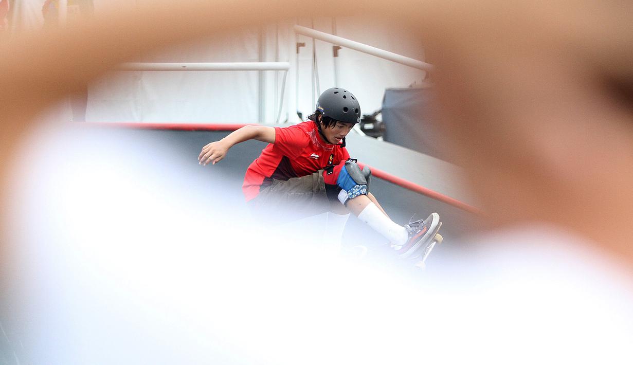 Skateboarder Indonesia Jason Dennis Lijnzaat melakukan gerakan trik pada final taman putra Asian Games 2018 di arena roller sport Jakabaring, Palembang, Rabu (29/8). Jason meraih medali perak dengan 68,33 poin. (ANTARA FOTO/INASGOC/Rahmad Suryadi)