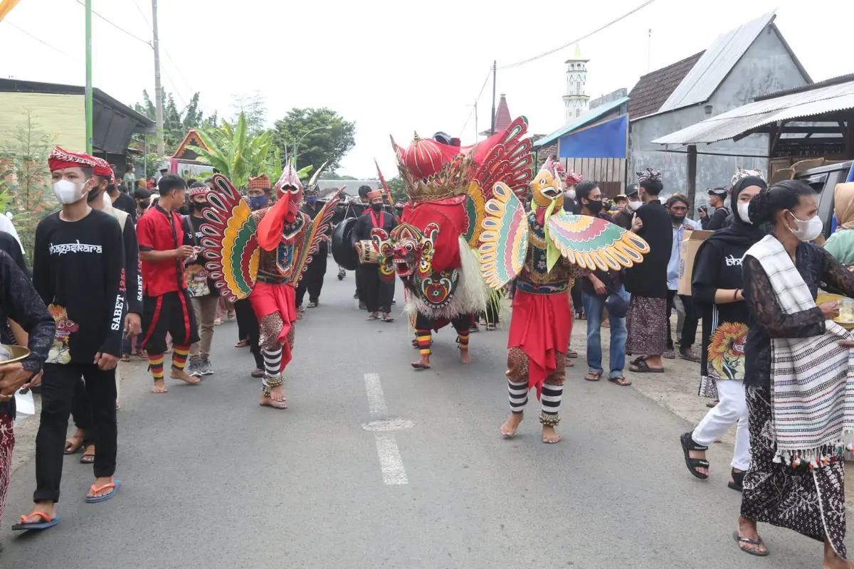 Ritual adat Barong Ider Bumi yang dilaksanakan setiap tahunya di Desa Kemiren Banuwangi. (Istimewa)