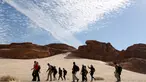 Wisatawan berjalan di daerah Wadi Hudra, Sinai Selatan, Mesir, (20/11). Hal ini dilakukan untuk menghilangkan anggapan masyarakat akan bahayanya menjelajahi padang gurun di Sinai. (REUTERS/Asmaa Waguih)
