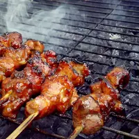 Bila disuruh memilih antara sate bumbu kacang atau kecap, kamu ada di tim yang mana? (Via: twitter.com/@sate_eta)