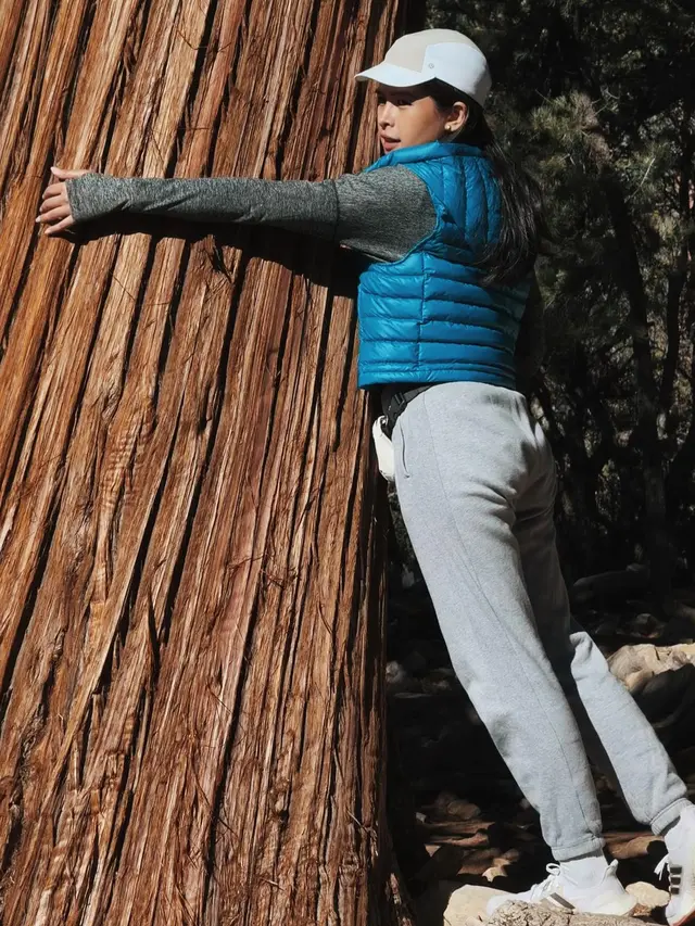 7 Potret Seru Maudy Ayunda Hiking Bareng Mertua di California