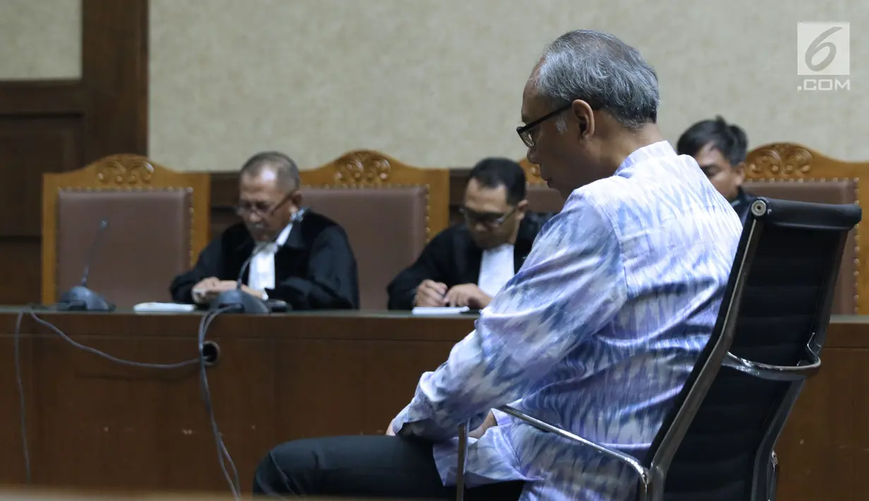 Terdakwa perintangan penyidikan korupsi E-KTP, Bimanesh Sutarjo saat sidang putusan di Pengadilan Tipikor, Jakarta, Senin (16/7). Bimanesh dinyatakan bersalah dan dijatuhi hukuman tiga tahun penjara, denda Rp 150 juta. (Liputan6.com/Helmi Fithriansyah)