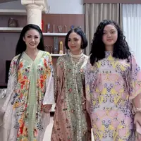 Krisdayanti, Yuni Shara, dan Amora saat Buka Puasa Bersama kompak pakai kaftan. [@krisdayantilemos]
