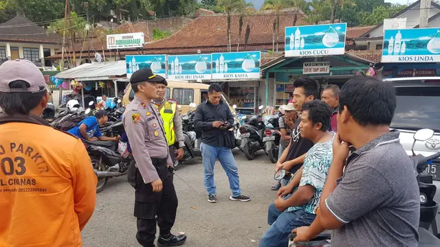 Petugas akhirnya mengamankan sejumlah warga di kawasan wisata air hangat Cipanas, setelah menjadi viral akibat dugaan pungli yang mereka lakukan kepada sejumlah pengunjung