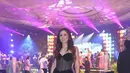 Wulan Guritno memilih tampil minimalis namun glamor dengan sheer corset dress hitam berpotongan high slit, menonjolkan kesan sensual tanpa berlebihan. [@wulanguritno].