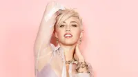 Miley Cyrus menyindir peran yang sempat ia lakoni sebagai Hannah Montana dengan mengeskpos bokongnya.