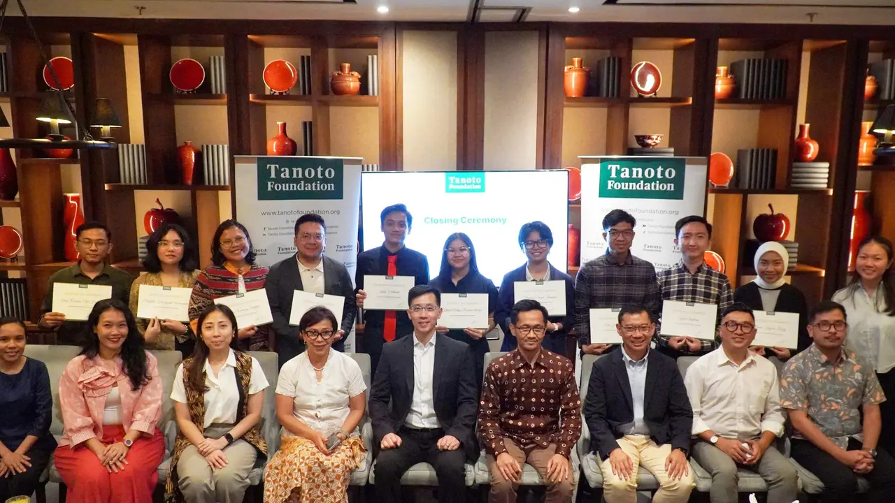 10 Tanoto Fellows Cohort 2025 (baris belakang) bersama Didik Darmanto, Direktur Agama, Kebudayaan, Pemuda, dan Olahraga di Kementerian PPN/Bappenas, CEO Tanoto Foundation, Benny Lee dan jajaran leadership, serta para mentor (Istimewa)