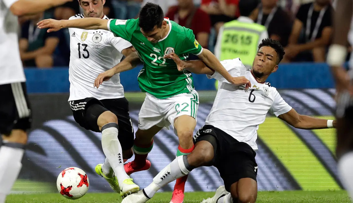 Gelandang Meksiko, Hirving Lozano berusaha melewati dua pemain Jerman saat bertanding di semifinal Piala Konfederasi 2017 di Stadion Fisht, Sochi, Rusia, (29/6). Jerman akan menghadapi Chile di Final. (AP Photo/Thanassis Stavrakis)