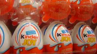 Kinder Joy dalam kemasan ritel yang dipajang di rak-rak toko. (Creative Commons)