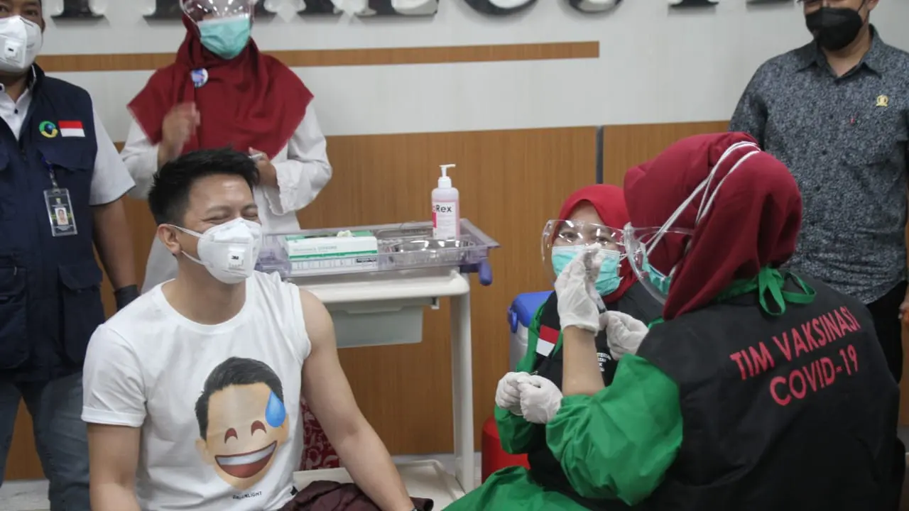 Ariel Noah termasuk 10 pionir vaksinasi Covid-19 Kota Bandung. Ia disuntik di Rumah Sakit Khusus Ibu dan Anak (RSKIA), Kamis, 14 Januari 2021. (Foto: Liputan6.com/Dikdik Ripaldi)