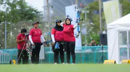 Kemenangan Tim Panahan Putri Indonesia diwarnai dengan momen menegangkan. Ajang tersebut berlangsung di Kompleks Rajamangala, Bangkok, Kamis (18/12/2025). (Bola.com/Bagaskara Lazuardi)