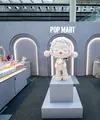 POP MART, menghadirkan perspektif yang menarik lewat pameran SKULLPANDA CAGE-UNCAGE Singapore, yang akan berlangsung di National Museum of Singapore mulai 12 Desember 2025 hingga 22 Februari 2026. (foto/dok: pop mart)