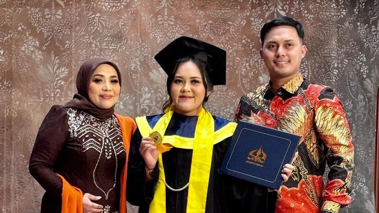 7 Potret Wisuda Anak Muzdalifah, Jadi Sarjana Akuntansi - Dihadiri Fadel Islami & Putra dari Nassar