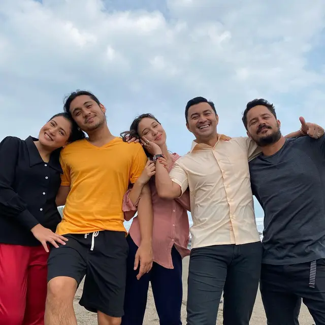 Bintang Love Story The Series syuting di Pelabuhan Ratu (Foto: Instagram @anjasmara)