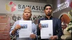 Dahlan Pido (kiri) menunjukkan bukti jelang membuat pengaduan pelanggaran Pemilu di Gedung Bawaslu, Jakarta, Kamis (18/10). Mereka melaporkan dugaan pelanggaran pemilu oleh menteri Luhut Binsar Pandjaitan dan Sri Mulyani. (Liputan6.com/Helmi Fithriansyah)