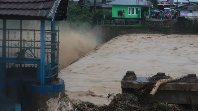 Banjir bandang merobohkan Jembatan Gunung Nago, Padang, Kamis (27/11/2025).