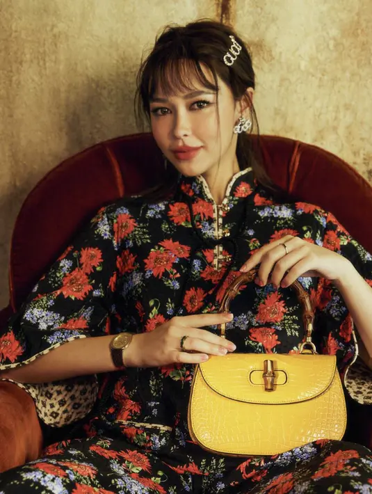 Eksplorasi dalam bergaya membuat tampilannya tak biasa. Bahkan ketika mengenakan stelan print on print yang begitu seru. [Foto: Instagram/ Patricia Good]