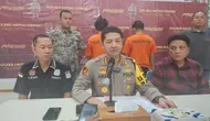 Kapolres Metro Depok, Kombes Arya Perdana saat mengintrogasi kedua tersangka begal yang ditangkap Polres Metro Depok. (Liputan6.com/Dicky Agung Prihanto)