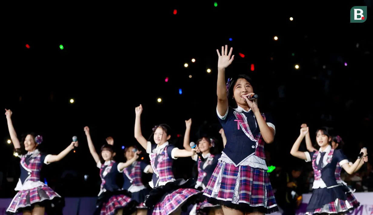 Penampilan JKT48 saat acara Grand Final AXIS Nation Cup 2023 di Istora Senayan, Jakarta, Minggu (15/10/2023). Kehadiran grup idola top Indonesia disambut teriakan bergemuruh ribuan penonton yang sudah menunggu selama berjam-jam. (Bola.com/M Iqbal Ichsan)