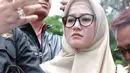 Terkait soal statusnya yang kini menjadi tersangka, Lyra Virna pun telah mengetahuinya. Kuasa hukumnya, Razman Arif Nasution mengatakan bahwa saat mendengar kabar tersebut reaksi Lyra Virna adalah biasa saja. (Adrian Putra/Bintang.com)