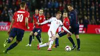 Gelandang Hungaria, Lazslo Kleinheisler (nomor 15), beraksi pada laga kontra Norwegia di Stadion Ullevaal, Oslo, Jumat (13/11/2015) dini hari WIB. (Dok. UEFA.com)