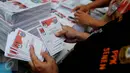 Petugas melipat surat suara Pilkada DKI Jakarta 2017 di Gudang Logistik KPU Jakarta Pusat, Senin (24/1). Nantinya semua surat suara akan di distribusikan ke 1.237 TPS di seluruh wilayah Jakarta Pusat. (Liputan6.com/Gempur M Surya)